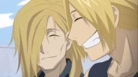 Dois Edward Elric de Fullmetal Alchemist:um sorri serenamente,outro ri com um largo e alegre sorriso.