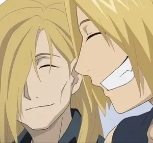Dois Edward Elric de Fullmetal Alchemist: um sorri serenamente, outro ri com um largo e alegre sorriso.
