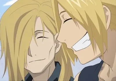 Dois Edward Elric de Fullmetal Alchemist: um sorri serenamente, outro ri com um largo e alegre sorriso.