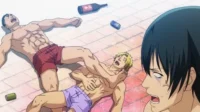 Grand Blue Dreaming: Dois homens desmaiados no chão após festa, outro chora de horror. Latas e garrafas vazias ao redor.