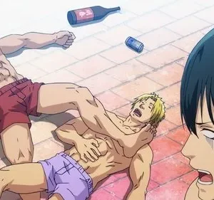 Grand Blue Dreaming: Dois homens desmaiados no chão após festa, outro chora de horror. Latas e garrafas vazias ao redor.