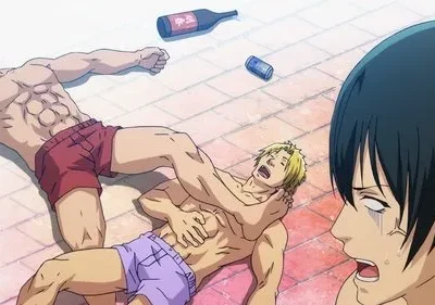 Grand Blue Dreaming: Dois homens desmaiados no chão após festa, outro chora de horror. Latas e garrafas vazias ao redor.