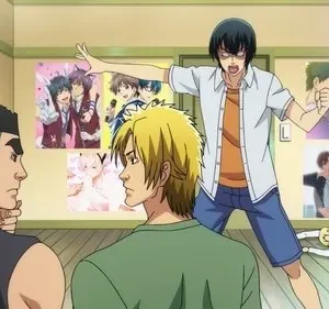 Iori de Grand Blue gesticula furioso em um quarto cheio de pôsteres BL. Outros rapazes, incluindo um caído, o observam. Cena cômica.
