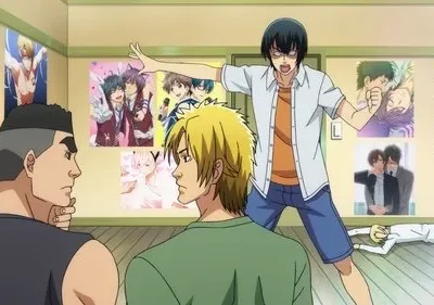 Iori de Grand Blue gesticula furioso em um quarto cheio de pôsteres BL. Outros rapazes, incluindo um caído, o observam. Cena cômica.