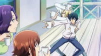 Grand Blue: Dois homens apontam canecas como armas para duas mulheres chocadas num deck tropical. Cena cômica e caótica.