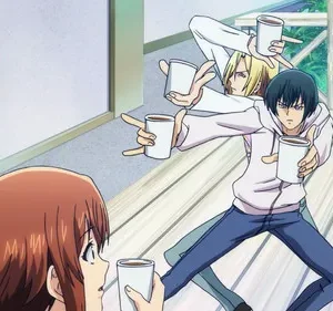 Grand Blue: Dois homens apontam canecas como armas para duas mulheres chocadas num deck tropical. Cena cômica e caótica.