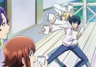 Grand Blue: Dois homens apontam canecas como armas para duas mulheres chocadas num deck tropical. Cena cômica e caótica.