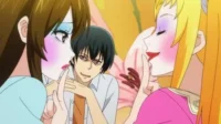 Em Grand Blue, duas mulheres com maquiagem bizarra fazem shhh, enquanto um homem com olhar astuto as observa. Cena cômica.