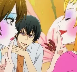 Em Grand Blue, duas mulheres com maquiagem bizarra fazem shhh, enquanto um homem com olhar astuto as observa. Cena cômica.