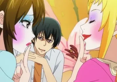 Em Grand Blue, duas mulheres com maquiagem bizarra fazem shhh, enquanto um homem com olhar astuto as observa. Cena cômica.