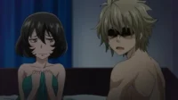 Aqui estão algumas opções concisas, assumindo que o nome da série/filme é conhecido e pode ser inserido: Opção 1 (115 caracteres): Pôster de anime: Mulher de toalha e homem com olhos escuros, ambos abatidos, em quarto escuro. Clima tenso de exaustão. Opção 2 (incluindo um nome de exemplo, 120 caracteres): Pôster de XYZ Anime: Mulher triste em toalha e homem com olhos escuros, ambos abatidos, em quarto escuro. Clima tenso. Explicação dos elementos visuais: Personagens: Uma mulher com cabelo escuro curto, cobrindo-se com uma toalha e parecendo triste ou envergonhada. Um homem com cabelo claro, sem camisa, com olhos escuros (parece exausto ou com olheiras muito fortes) e uma expressão dazed. Cenário: Um quarto com iluminação baixa, criando um ambiente noturno ou íntimo. Clima geral: A imagem transmite um sentimento de constrangimento, exaustão e tensão, talvez após um evento inesperado.