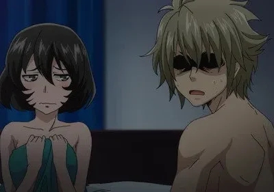 Aqui estão algumas opções concisas, assumindo que o nome da série/filme é conhecido e pode ser inserido: Opção 1 (115 caracteres): Pôster de anime: Mulher de toalha e homem com olhos escuros, ambos abatidos, em quarto escuro. Clima tenso de exaustão. Opção 2 (incluindo um nome de exemplo, 120 caracteres): Pôster de XYZ Anime: Mulher triste em toalha e homem com olhos escuros, ambos abatidos, em quarto escuro. Clima tenso. Explicação dos elementos visuais: Personagens: Uma mulher com cabelo escuro curto, cobrindo-se com uma toalha e parecendo triste ou envergonhada. Um homem com cabelo claro, sem camisa, com olhos escuros (parece exausto ou com olheiras muito fortes) e uma expressão dazed. Cenário: Um quarto com iluminação baixa, criando um ambiente noturno ou íntimo. Clima geral: A imagem transmite um sentimento de constrangimento, exaustão e tensão, talvez após um evento inesperado.