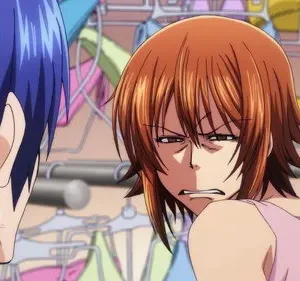 De Grand Blue, Chisa Kotegawa com expressão de nojo, virada para um personagem de cabelo azul suado. Fundo com roupa de banho colorida.