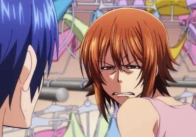 De Grand Blue, Chisa Kotegawa com expressão de nojo, virada para um personagem de cabelo azul suado. Fundo com roupa de banho colorida.
