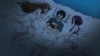 Em Grand Blue, um homem de cabelo escuro está deitado entre duas mulheres na cama, em uma cena noturna de anime. Ele parece surpreso.