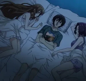 Em Grand Blue, um homem de cabelo escuro está deitado entre duas mulheres na cama, em uma cena noturna de anime. Ele parece surpreso.