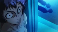 Perfect Blue: Jovem anime de olhos arregalados, com expressão de medo, olha para cima enquanto uma sombra azul se projeta no chão. Clima tenso.