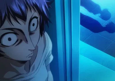 Perfect Blue: Jovem anime de olhos arregalados, com expressão de medo, olha para cima enquanto uma sombra azul se projeta no chão. Clima tenso.