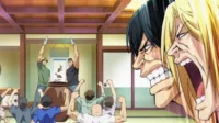 Grand Blue Dreaming: Personagens gritam com rostos exagerados. Dois homens derramam líquidos num pote, e a multidão celebra uma festa caótica.