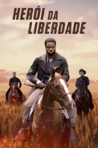Homem negro sério montado a cavalo com rifle, em campo de trigo. Faíscas no chão. Dois cavaleiros uniformizados ao fundo. Clima histórico e tenso.