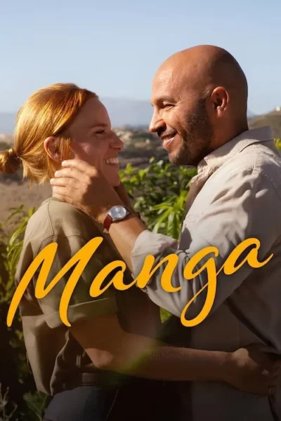 Mulher ruiva e homem barbudo sorriem enquanto se abraçam carinhosamente. Cenário ensolarado de colinas e vegetação sob um céu azul claro. Clima romântico.