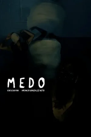 Pôster sombrio. Figura com cabeça enfaixada em quarto institucional escuro e azulado, com vultos. Clima de horror e perturbação.