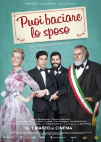 Pôster:Dois noivos sorrindo em tuxedos,com mulher em vestido floral sorridente e homem barbudo sério de faixa italiana. Comédia de casamento.