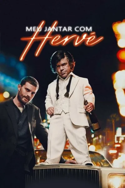 Dois homens à noite. Um de terno branco sobre um carro, segurando garrafa. Outro de terno escuro e barba ao lado. Luzes da cidade.