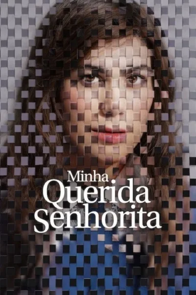 Mulher de cabelo castanho e olhar sério, seu corpo fragmentado por um padrão quadriculado claro e escuro. Clima de mistério.