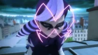 Personagem feminina de cabelo roxo/branco, máscara relâmpago, com aura rosa neon. Em telhado, cidade sob céu sombrio, clima intenso.