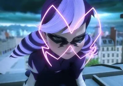 Personagem feminina de cabelo roxo/branco, máscara relâmpago, com aura rosa neon. Em telhado, cidade sob céu sombrio, clima intenso.