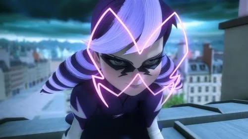 Miraculous:As Aventuras de Ladybug – T01E01:Tormenta 1 Personagem feminina de cabelo roxo/branco,máscara relâmpago,com aura rosa neon. Em telhado,cidade sob céu sombrio,clima intenso.