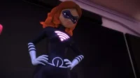 Mulher animada ruiva com máscara roxa. Traje preto com Wi-Fi roxo no peito e cinto. Mãos na cintura, confiante.