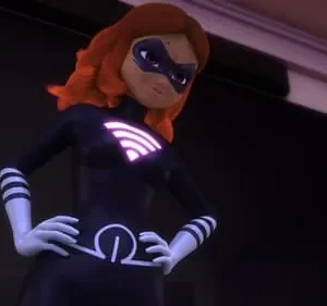 Mulher animada ruiva com máscara roxa. Traje preto com Wi-Fi roxo no peito e cinto. Mãos na cintura, confiante.
