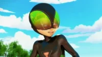 Personagem animado em traje preto e capacete grande com viseira verde que reflete um prédio. Rosto tenso, sob céu azul e árvores.