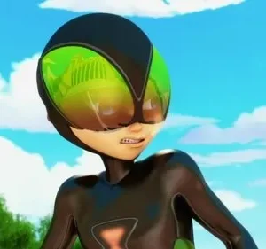 Personagem animado em traje preto e capacete grande com viseira verde que reflete um prédio. Rosto tenso, sob céu azul e árvores.