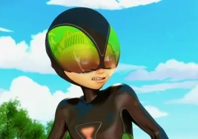 Personagem animado em traje preto e capacete grande com viseira verde que reflete um prédio. Rosto tenso, sob céu azul e árvores.