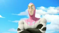 Personagem animado com roupa rosa, branca e preta, braços cruzados e expressão preocupada contra céu azul.