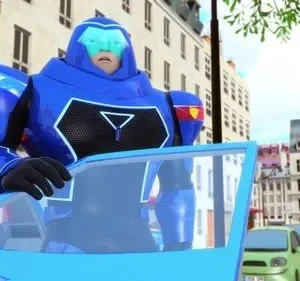 Homem em armadura azul futurista e surpreso, dirigindo carro azul com luzes vermelhas. Rua de cidade com prédios claros.