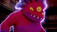 Criatura magenta cartoon gigante, com três olhos amarelos e dentes pontudos, brilhando em roxo num fundo escuro e urbano.