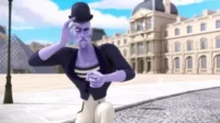 Homem roxo teatral com chapéu coco e maquiagem de lágrima, fazendo um gesto de moldura com a mão, em praça parisiense.