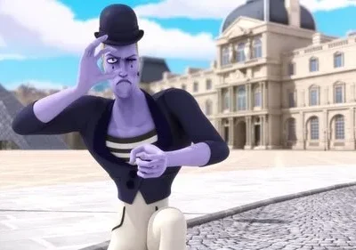 Homem roxo teatral com chapéu coco e maquiagem de lágrima, fazendo um gesto de moldura com a mão, em praça parisiense.