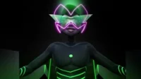 Figura sombria em traje preto com detalhes neon verdes. Rosto tem máscara borboleta roxa e óculos angulares. Fundo escuro.