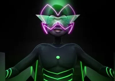 Figura sombria em traje preto com detalhes neon verdes. Rosto tem máscara borboleta roxa e óculos angulares. Fundo escuro.