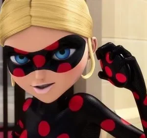 Heroína animada loira com traje preto de bolinhas vermelhas e máscara. Olhos azuis intensos, sorrindo confiante, punho cerrado.