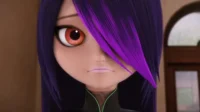 Rosto de personagem animada com cabelo roxo escuro, mechas vibrantes cobrindo um olho, e olhar sério. Olho visível é grande e laranja.