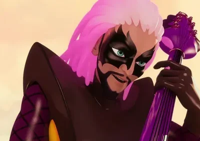 Homem animado com cabelo rosa e branco, maquiagem preta e olhos azuis. Ele sorri, segurando uma guitarra roxa com espinhos contra um céu dourado.