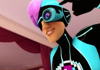 Personagem animado em traje cibernético preto e azul, capacete com câmera no olho, apontando para a cabeça. Fundo luxuoso.