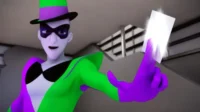 Personagem animado de pele pálida, com chapéu e traje divididos em verde e roxo, máscara preta, sorri. Segura carta branca brilhante.