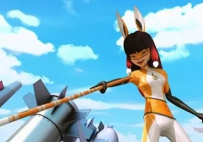 Personagem animada em traje laranja e branco, com máscara e orelhas de coelho, segura bastão. Rodeada por mísseis sob céu azul.